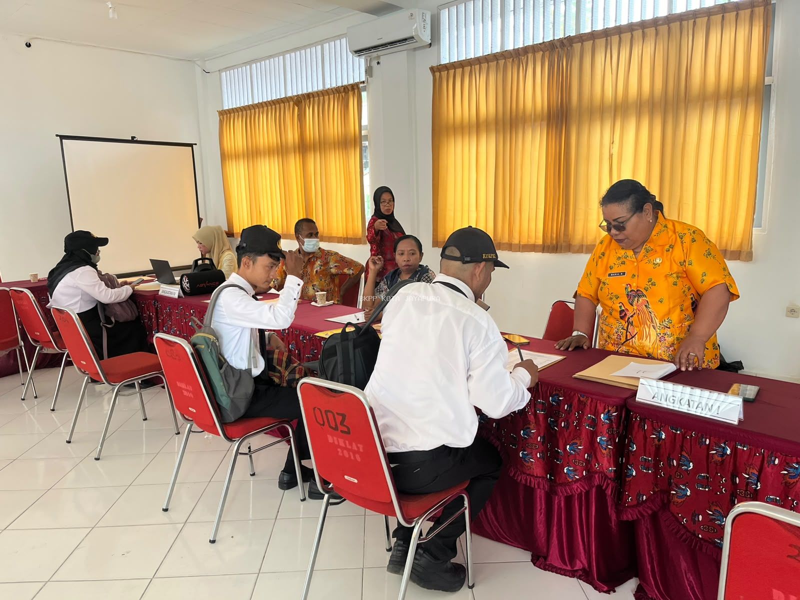 Antusias dan Tertib, Ratusan ASN Padati Kantor BKPP untuk Ambil Sertifikat Prajabatan dan Orientasi PPPK THK-II